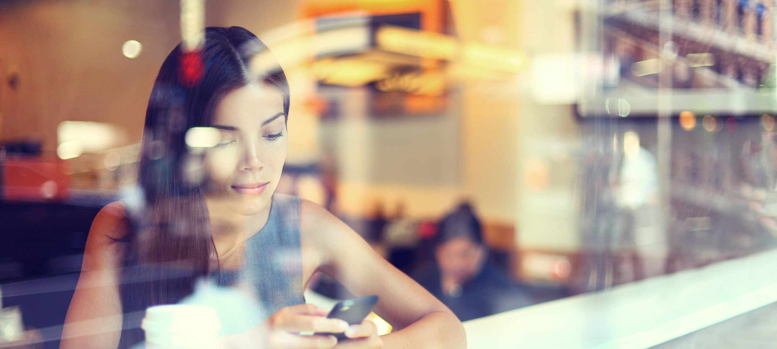 Eine Dame wählt sich für eine Telefonkonferenz ein